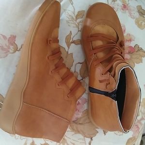 Camel leather and suede booties